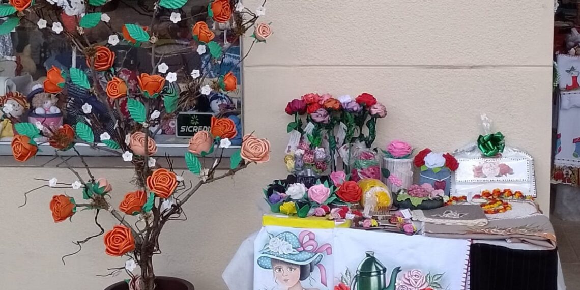 Enfeites exclusivos da Festa das Rosas
