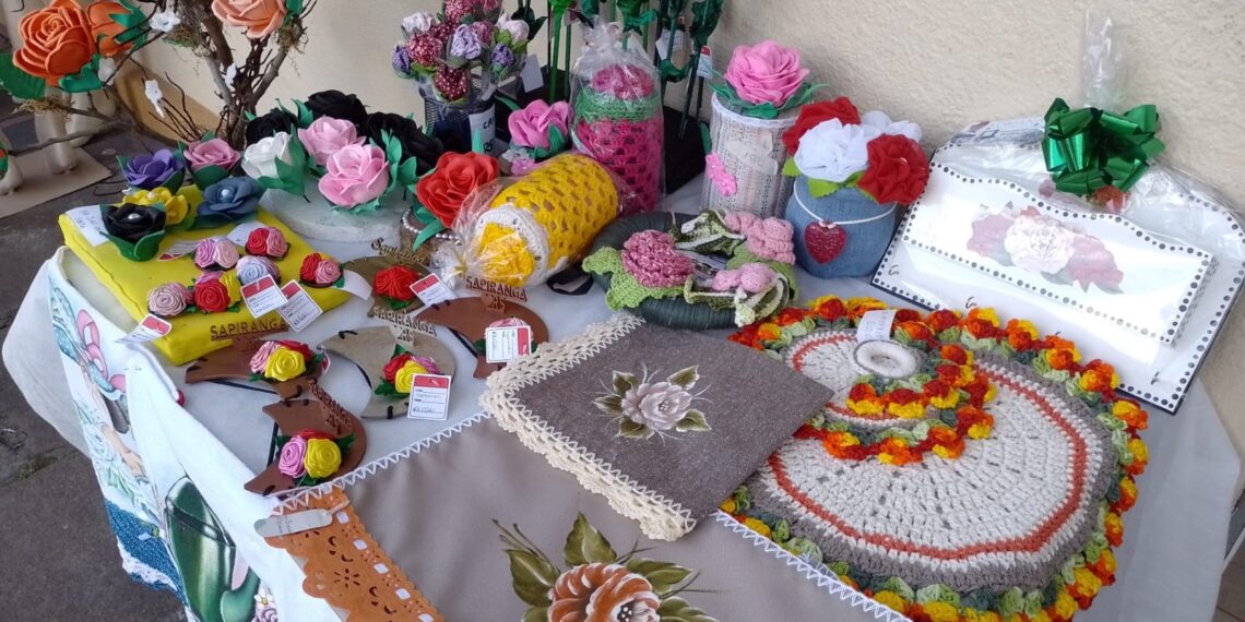 Enfeites exclusivos da Festa das Rosas