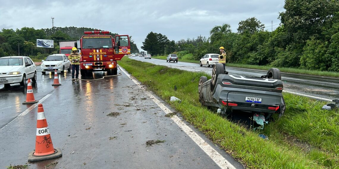 Após aquaplanar, motorista capota o carro na RS-239