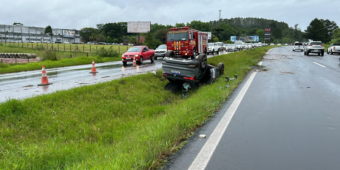 Após aquaplanar, motorista capota o carro na RS-239
