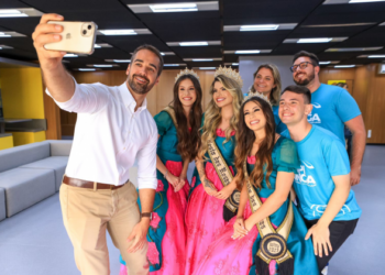 Comitiva de Sapiranga entrega convite da 38ª Festa das Rosas para ao governador Eduardo Leite