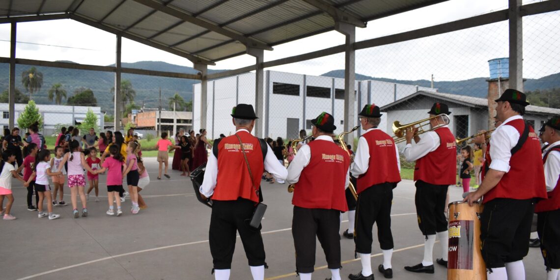 Integração dos jovens na cultura alemã; estudantes na Dezemberfest