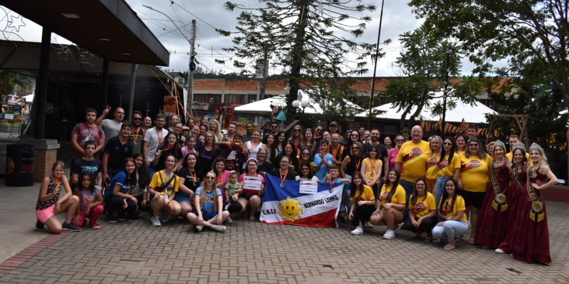 Integração dos jovens na cultura alemã; estudantes na Dezemberfest