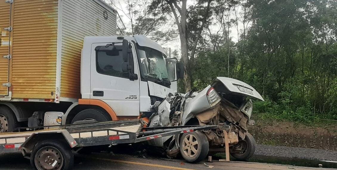 Veículo de Nova Hartz se envolve em acidente com morte; vítima colidiu de frente com caminhão