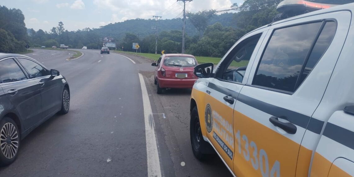 Polícia rodoviária de Sapiranga prende mulher com carro furtado na RS-239