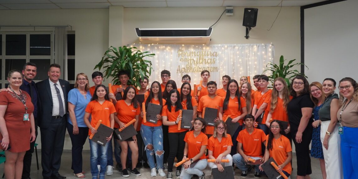 Alunos do Projeto Trilhas de Aprendizagem recebem seus diplomas em Campo Bom