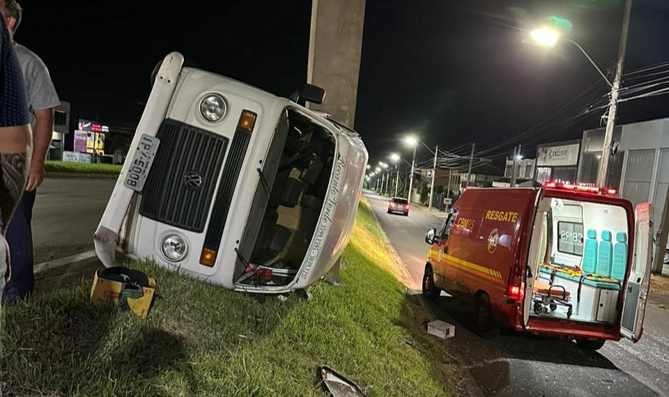 Carro invade pista contrária na RS-239, atinge Kombi, não presta socorro e motorista se nega ao bafômetro