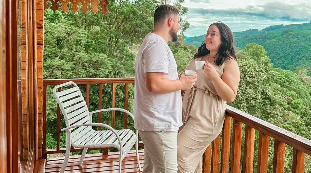 Casal trabalha juntos de casa com a internet e hoje faturam mais de R$ 20 mil ao mês, e estão ensinando pessoas a fazerem o mesmo