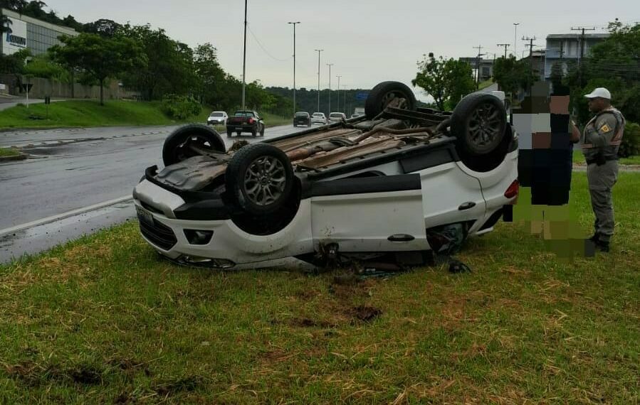 Carro de Campo Bom capota e motorista fica ferido na RS-239 em Novo Hamburgo