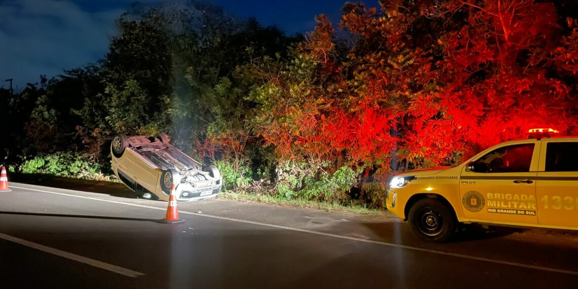 Motorista se fere após capotagem na ERS-239, em Araricá