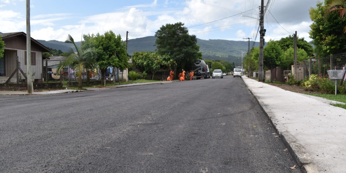 Rua Riachuelo recebe pavimentação asfáltica em Nova Hartz