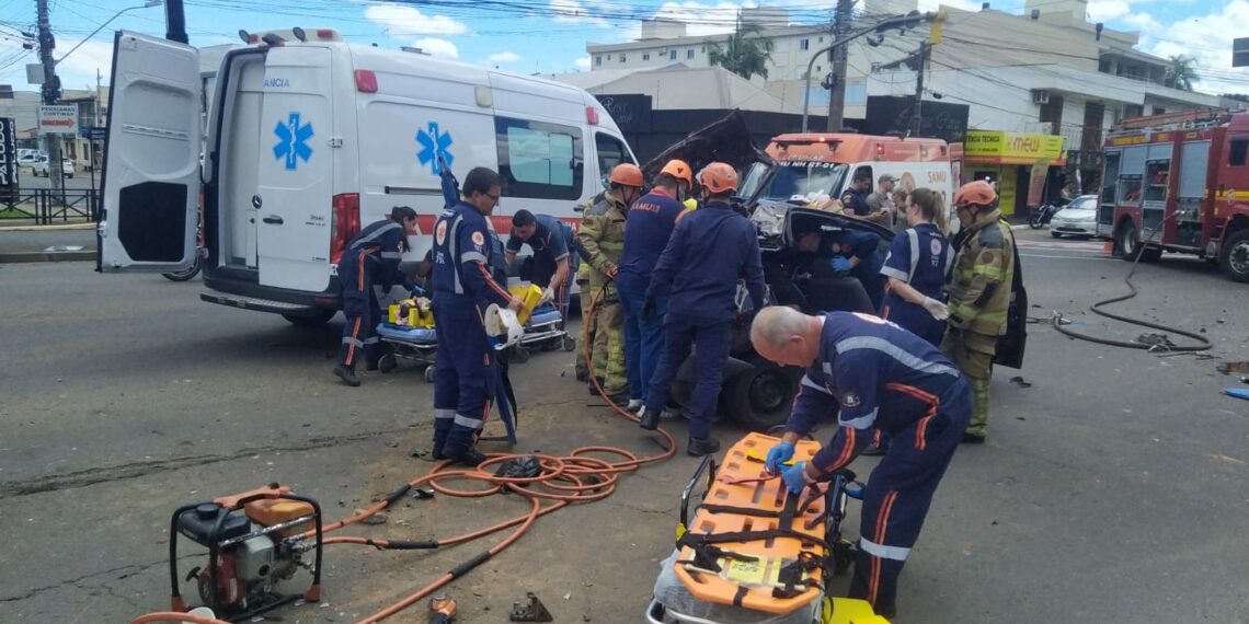Grave acidente deixa feridos e bloqueia trânsito na divisa entre Campo Bom e Novo Hamburgo