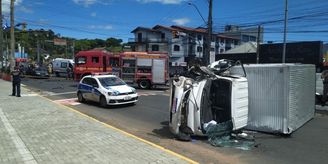 Grave acidente deixa feridos e bloqueia trânsito na divisa entre Campo Bom e Novo Hamburgo