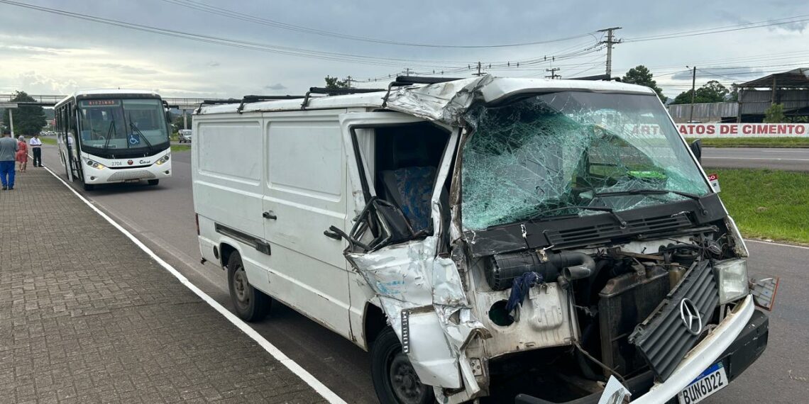 Colisão entre furgão e ônibus deixa um ferido na RS-239
