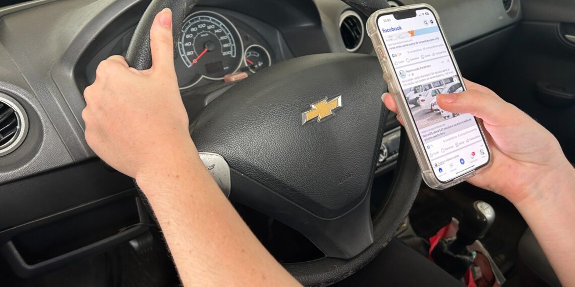 Dirigir e usar o celular ao volante é a multa mais comum aplicada em Campo Bom