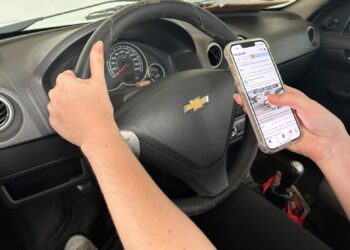 Dirigir e usar o celular ao volante é a multa mais comum aplicada em Campo Bom