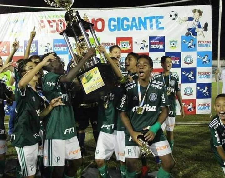 “Quem não sonhou em ser um jogador de futebol?”