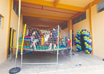 Sicoob MaxiCrédito proporciona tarde de diversão a crianças do Lar Colmeia