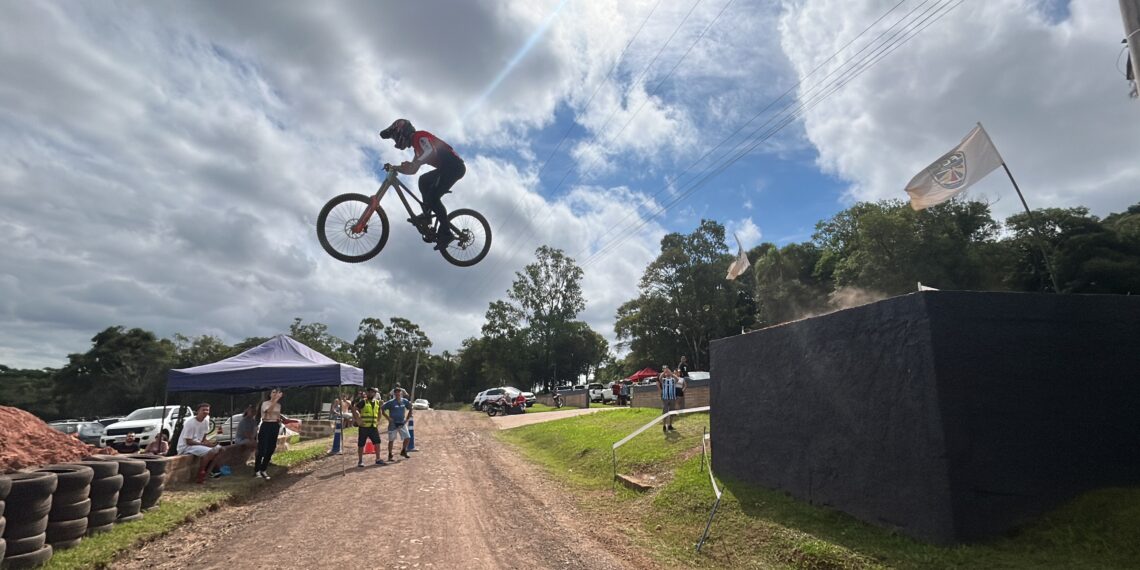 Primeira etapa do Gaúcho de Downhill reúne mais de 100 pilotos no Ferrabraz