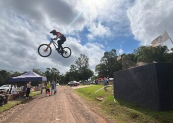 Primeira etapa do Gaúcho de Downhill reúne mais de 100 pilotos no Ferrabraz