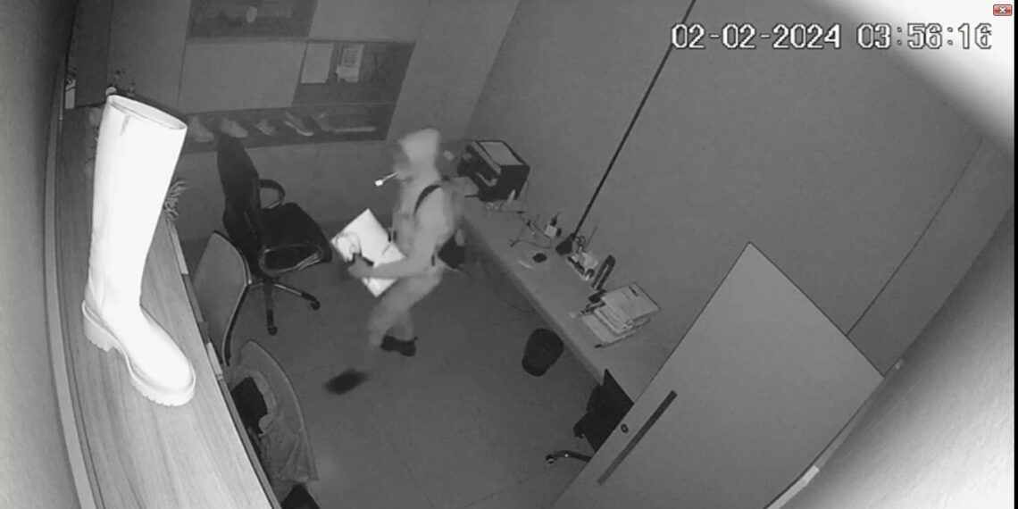 Empresa é invadida por bandido na madrugada que leva computador e outros itens