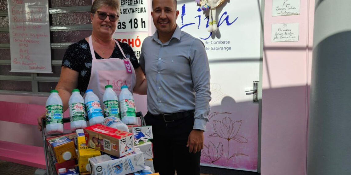 CDL Sapiranga promove entrega de 80 litros de leite à Liga Feminina de Combate ao Câncer
