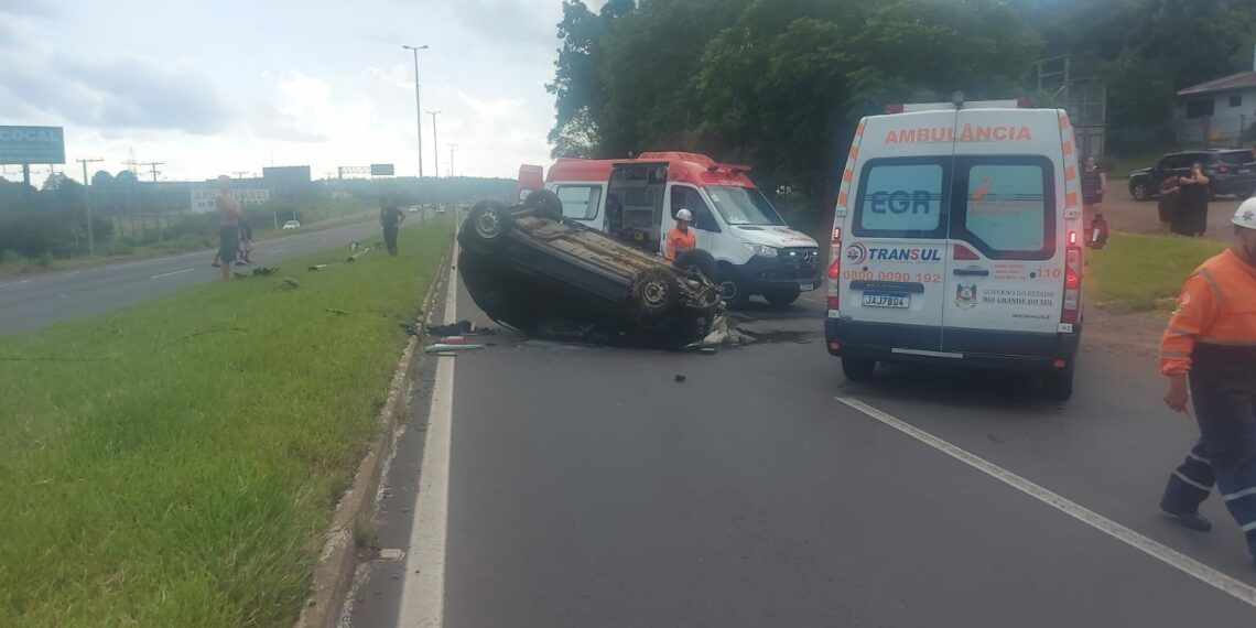 Mulher de 30 anos fica ferida após capotar veículo em trecho da ERS-239, em Novo Hamburgo