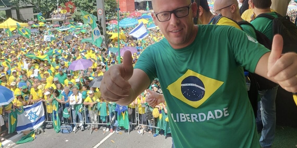 Deputado da região presente em ato na Avenida Paulista