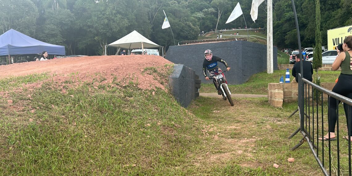 Primeira etapa do Gaúcho de Downhill reúne mais de 100 pilotos no Ferrabraz