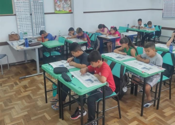 Gênero de notícia é ensinado através dos exemplares do Jornal Repercussão, em Sapiranga