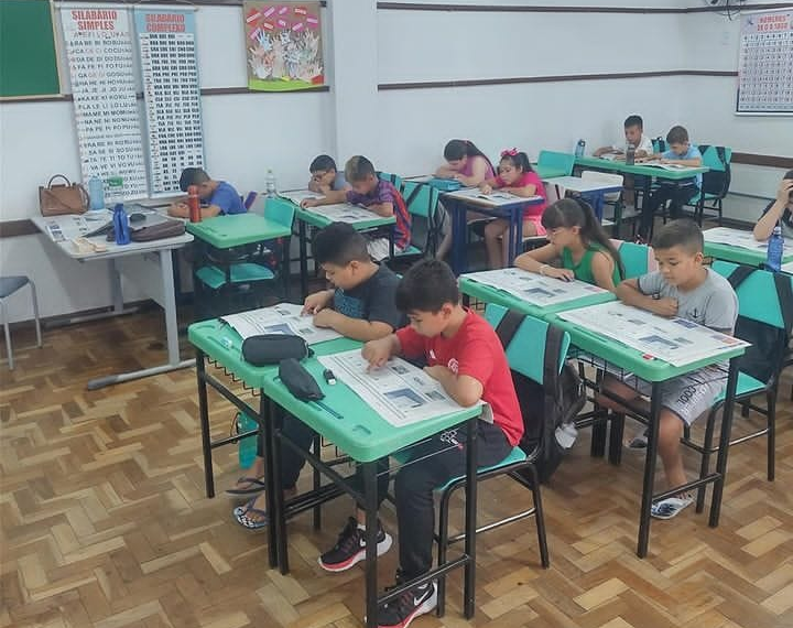 Gênero de notícia é ensinado através dos exemplares do Jornal Repercussão, em Sapiranga