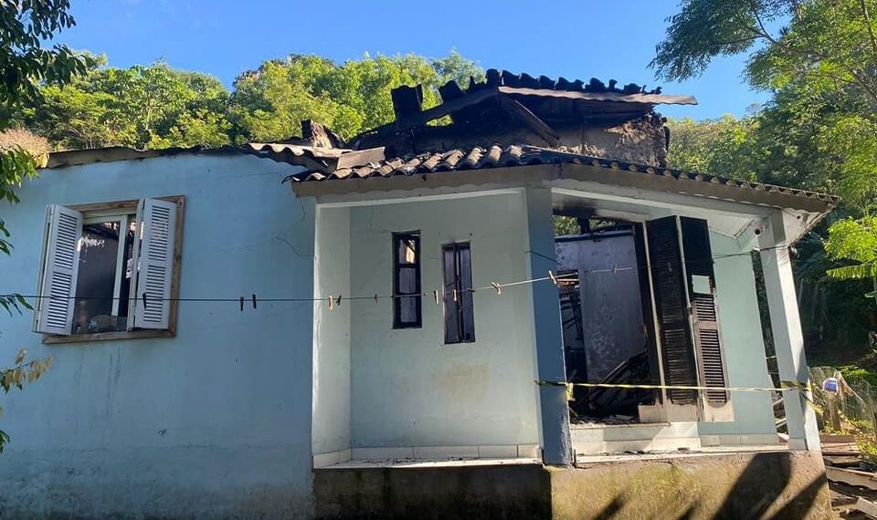 Incêndio em residência deixa uma pessoa morta em Nova Hartz