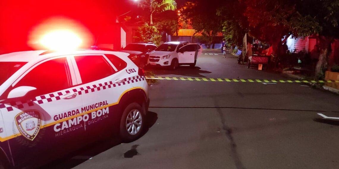 Bandidos roubam veículo, trocam tiros com GM e um marginal é preso em Campo Bom