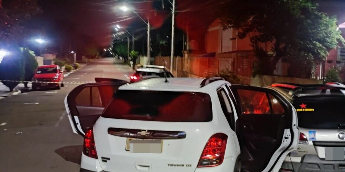 Bandidos roubam veículo, trocam tiros com GM e um marginal é preso em Campo Bom