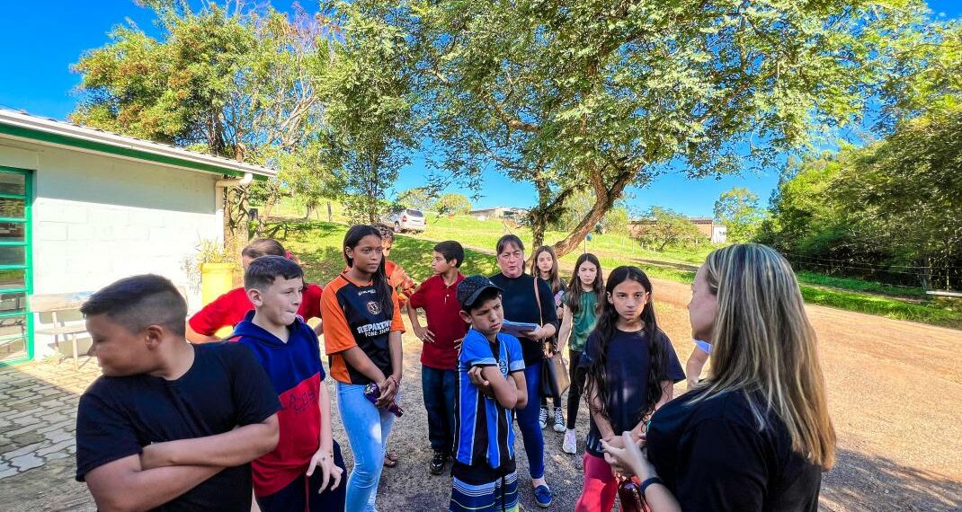 Cempra de Sapiranga recebe visita de estudantes para orientação com o bem-estar animal