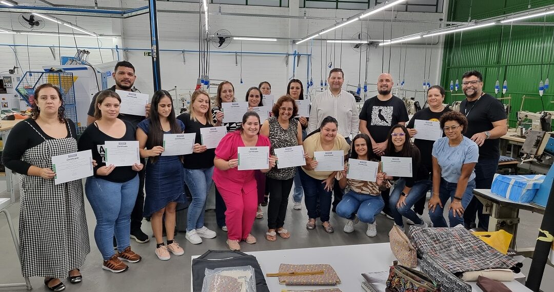 Escola do Sapato de Sapiranga forma 16 alunos no curso de Costura para Calçados