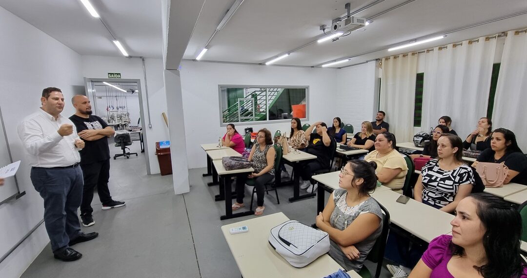 Escola do Sapato de Sapiranga forma 16 alunos no curso de Costura para Calçados
