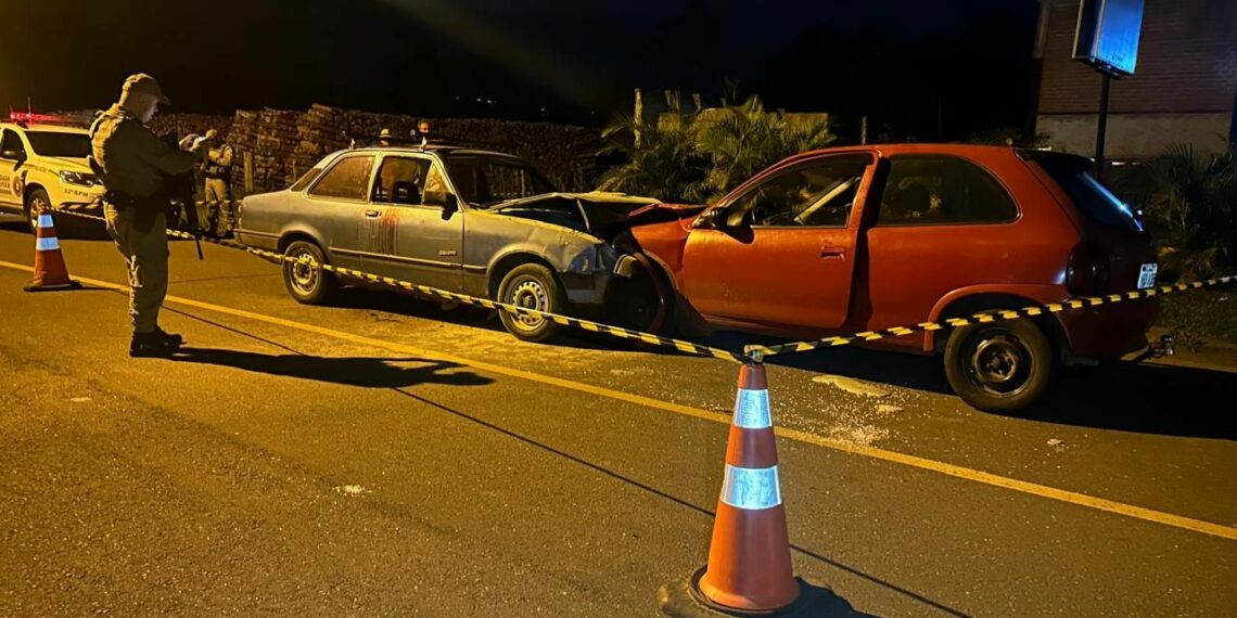 Homem fica gravemente ferido após acidente com dois carros e oito passageiros em Sapiranga