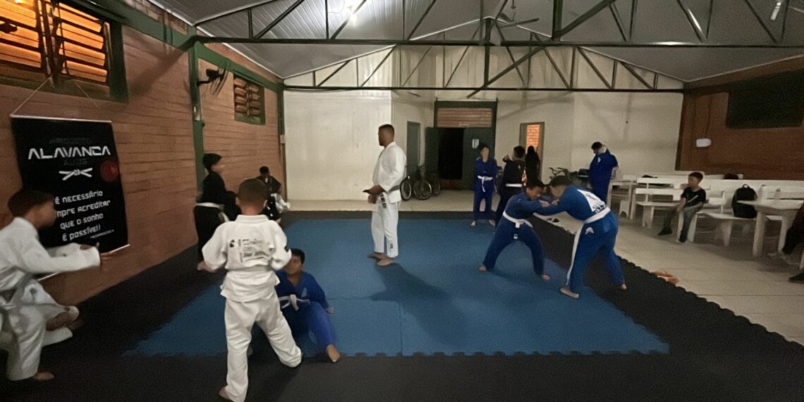 Projeto Alavanca trabalha Jiu-Jitsu com jovens do Vôo Livre, em Sapiranga