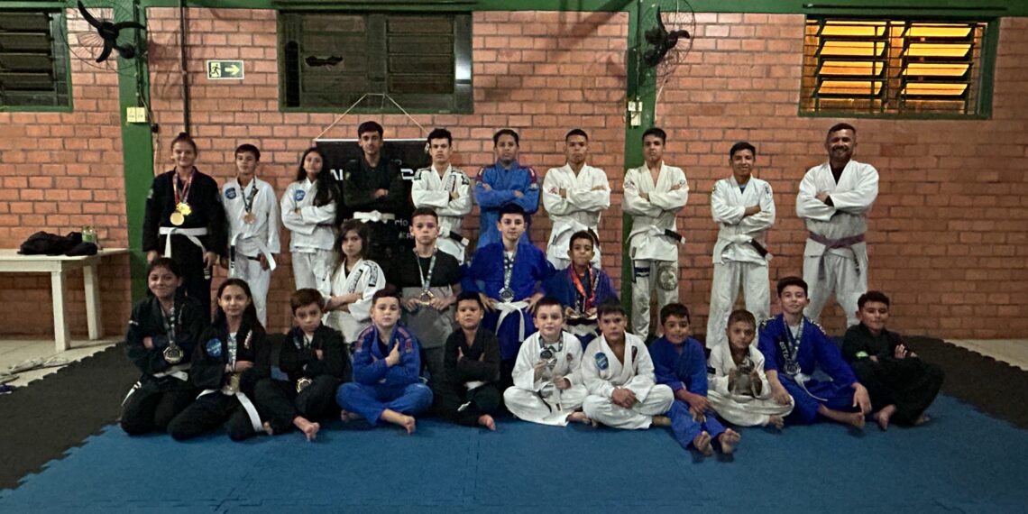 Projeto Alavanca trabalha Jiu-Jitsu com jovens do Vôo Livre, em Sapiranga