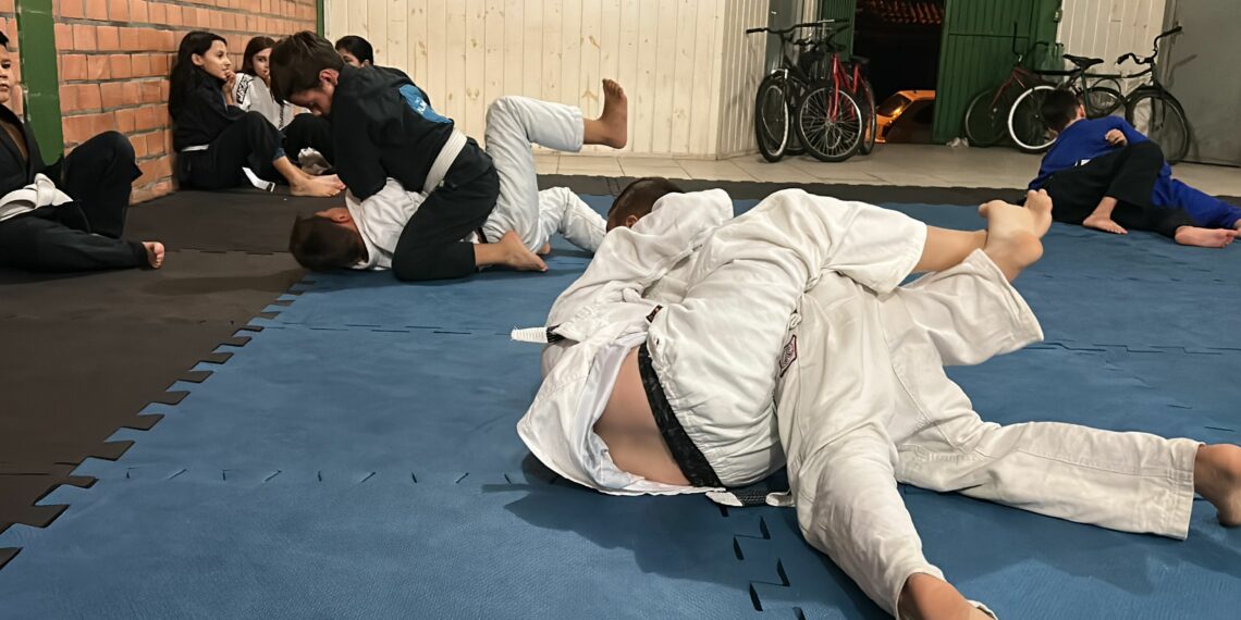 Projeto Alavanca trabalha Jiu-Jitsu com jovens do Vôo Livre, em Sapiranga