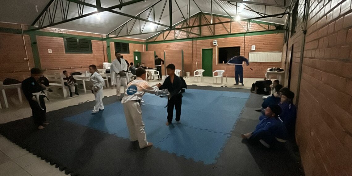 Projeto Alavanca trabalha Jiu-Jitsu com jovens do Vôo Livre, em Sapiranga