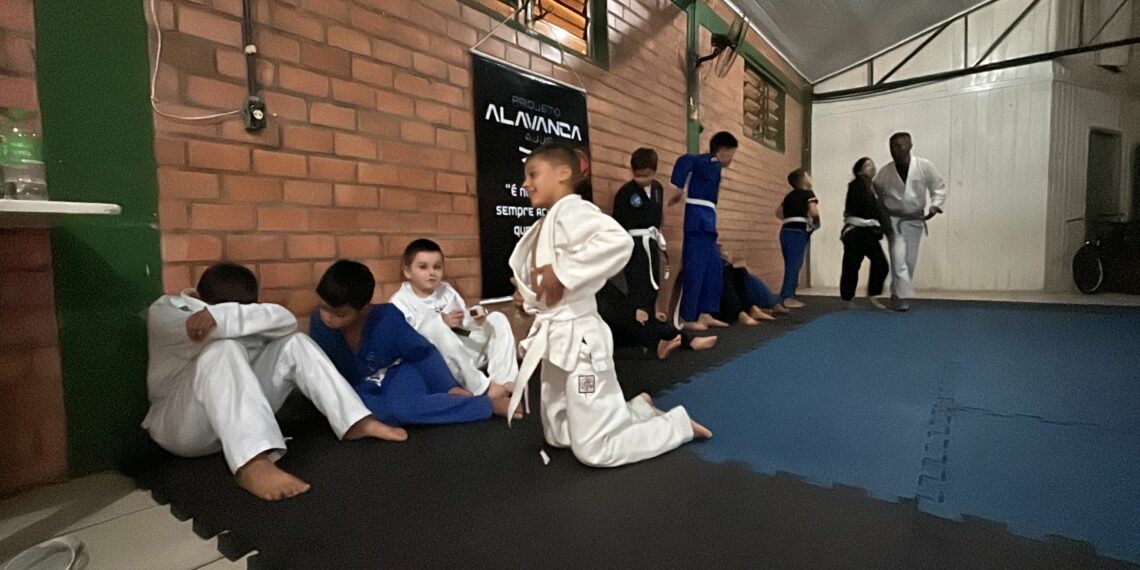 Projeto Alavanca trabalha Jiu-Jitsu com jovens do Vôo Livre, em Sapiranga