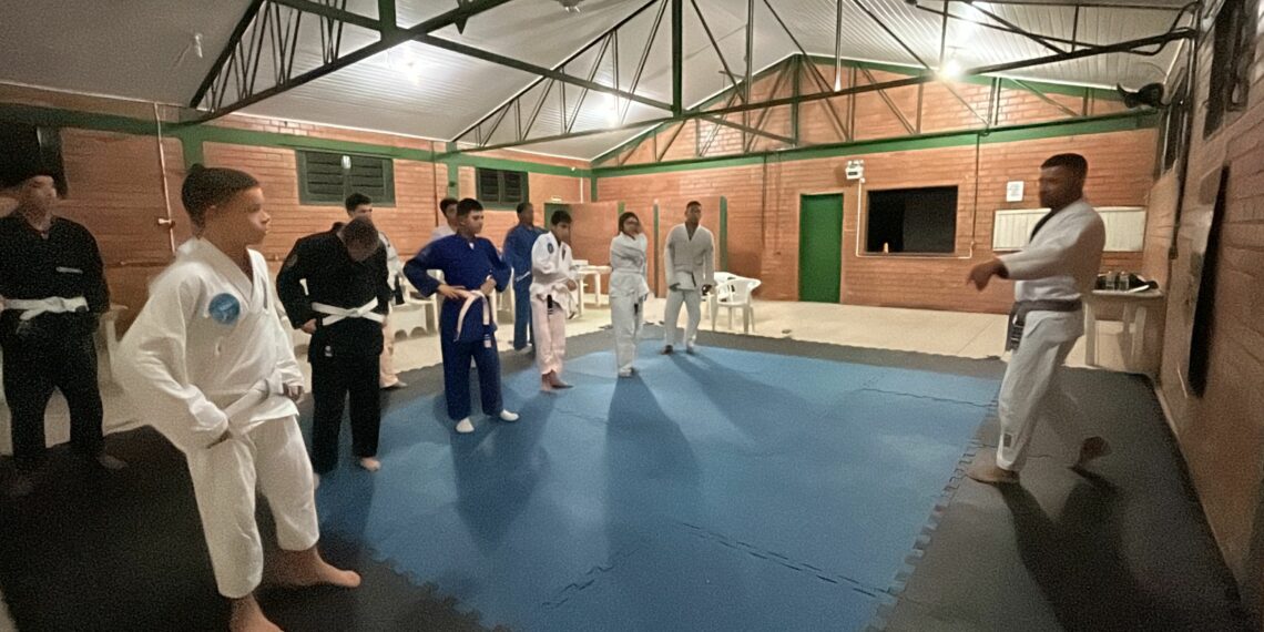 Projeto Alavanca trabalha Jiu-Jitsu com jovens do Vôo Livre, em Sapiranga