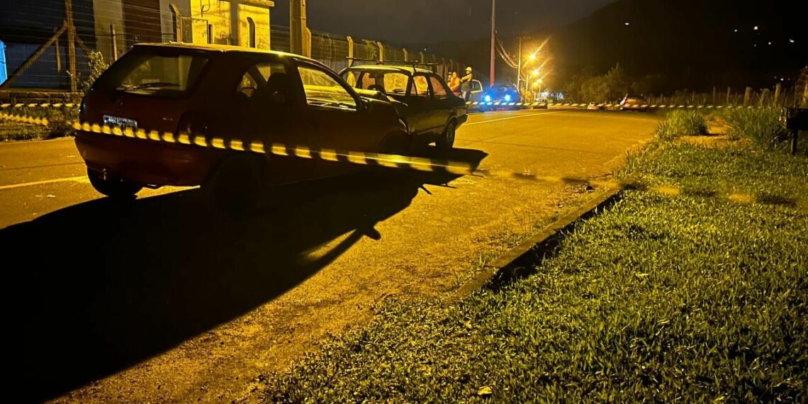 Homem fica gravemente ferido após acidente com dois carros e oito passageiros em Sapiranga