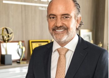 Presidente da Federasul palestra durante reunião-almoço da Acisa
