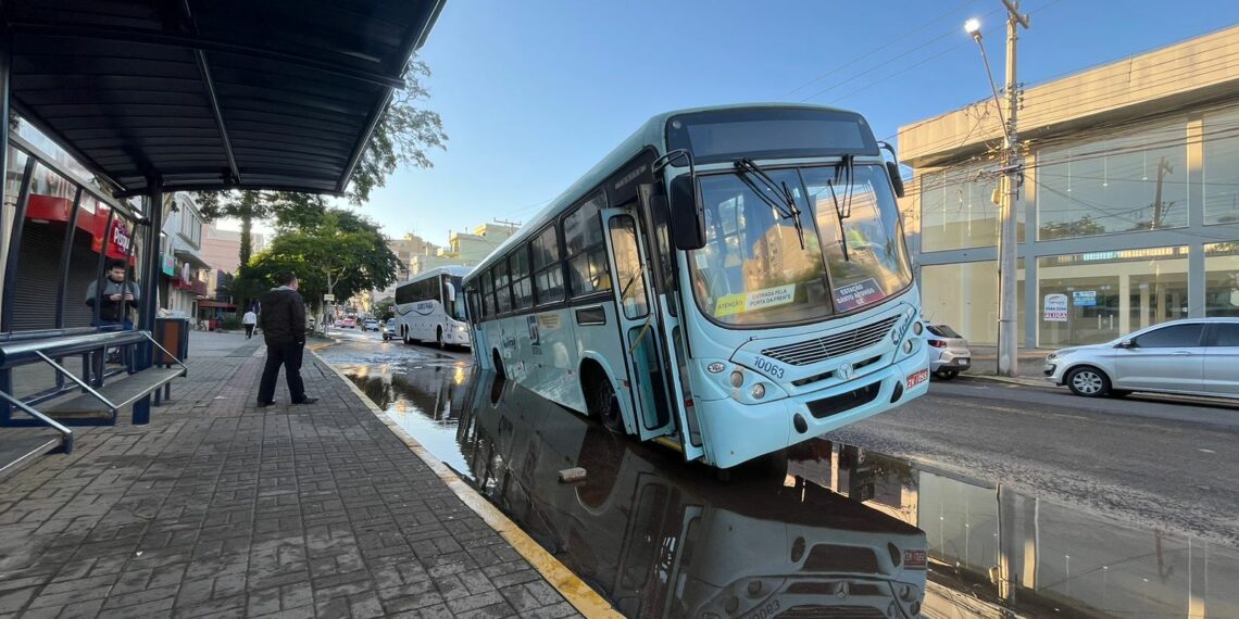 Em Campo Bom, ônibus fica preso em buraco após asfalto ceder devido a vazamento de água