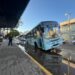 Em Campo Bom, ônibus fica preso em buraco após asfalto ceder devido a vazamento de água
