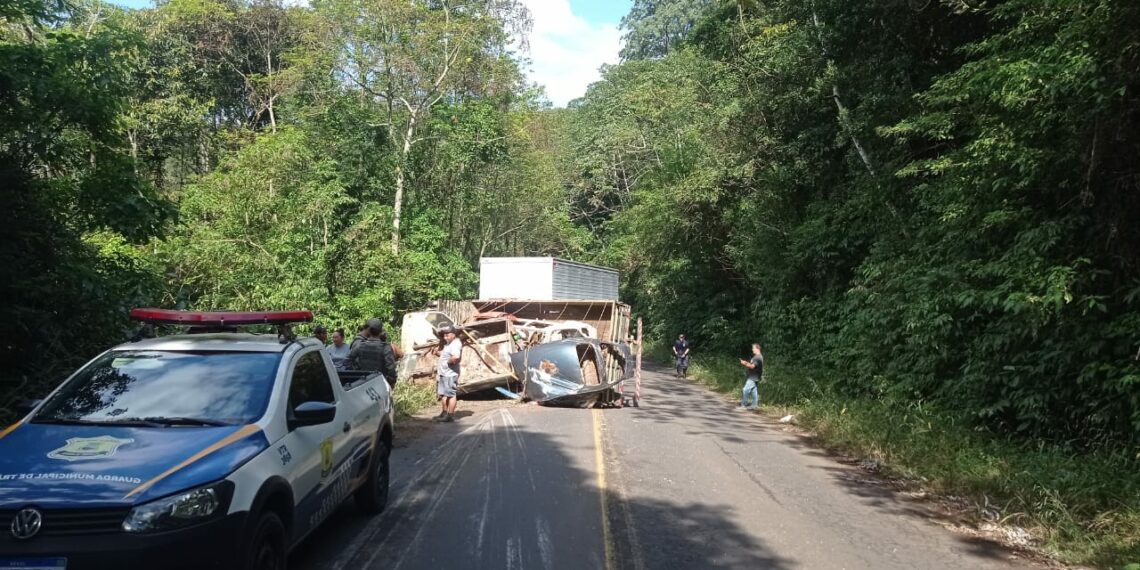 Caminhão tomba e colide com outro em Sapiranga, na rua Kraemer-Eck