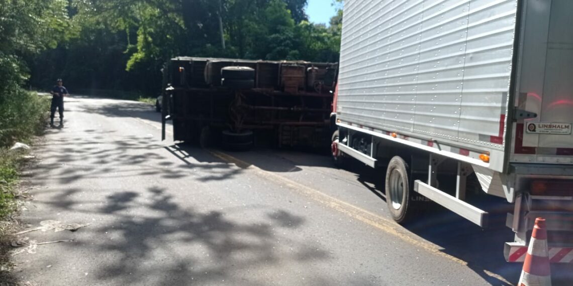 Caminhão tomba e colide com outro em Sapiranga, na rua Kraemer-Eck